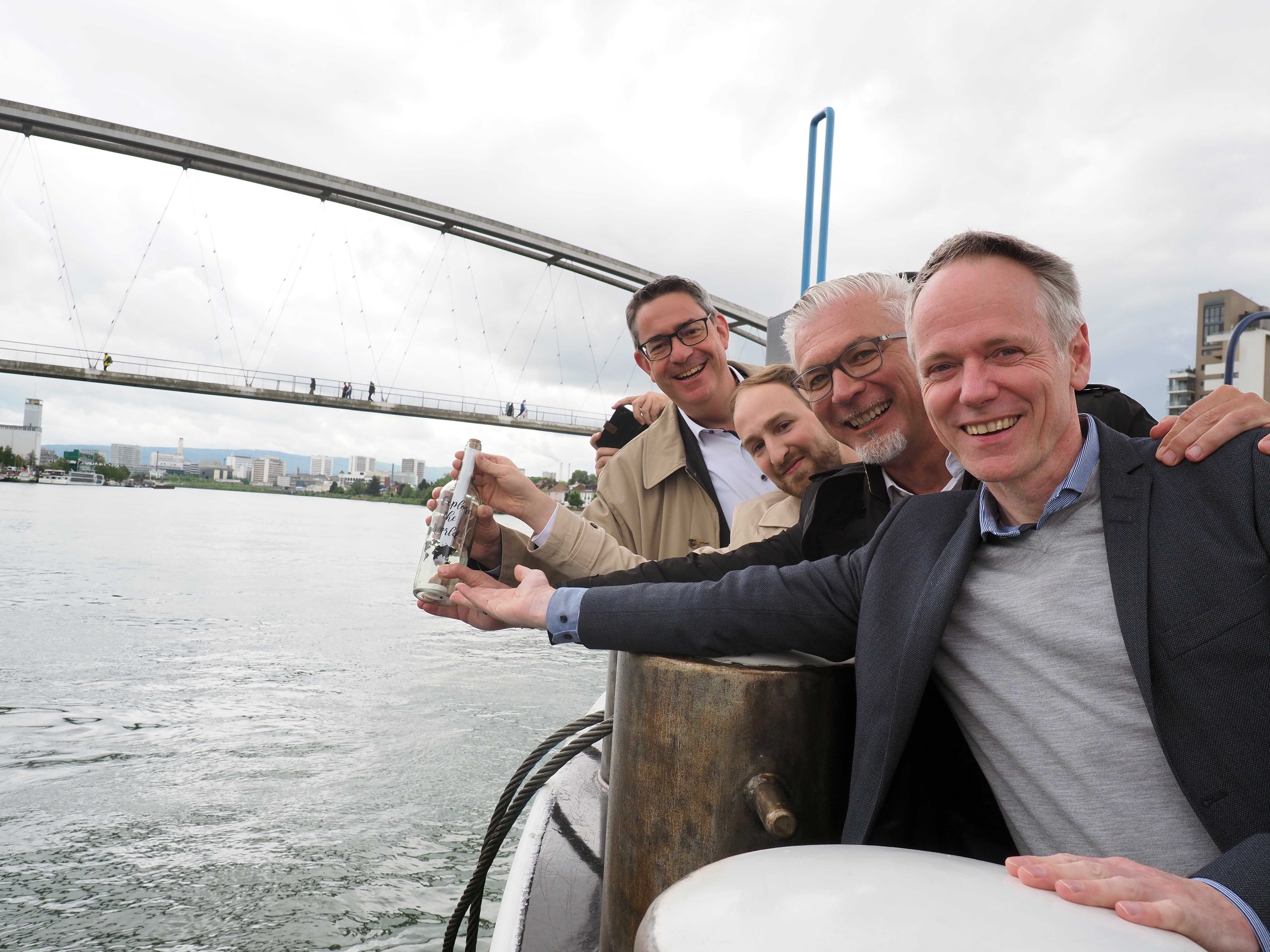 Zum 75-Jahr-Jubiläum schickte die UECC-Delegation bei einer Rheinschifffahrt die Resolution als Flaschenpost auf den Weg. Sie wird in Duisburg wieder symbolisch geborgen.