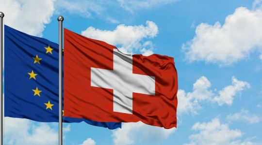 Fahnen der EU und der Schweiz im Wind
