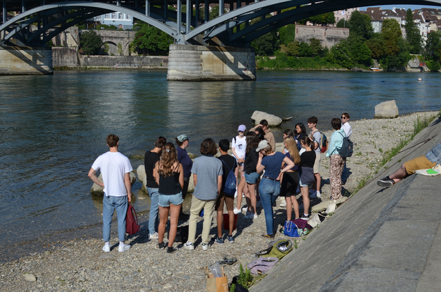 Die Gymnasiastinnen und Gymnasiasten sammeln Wasserproben im Rhein