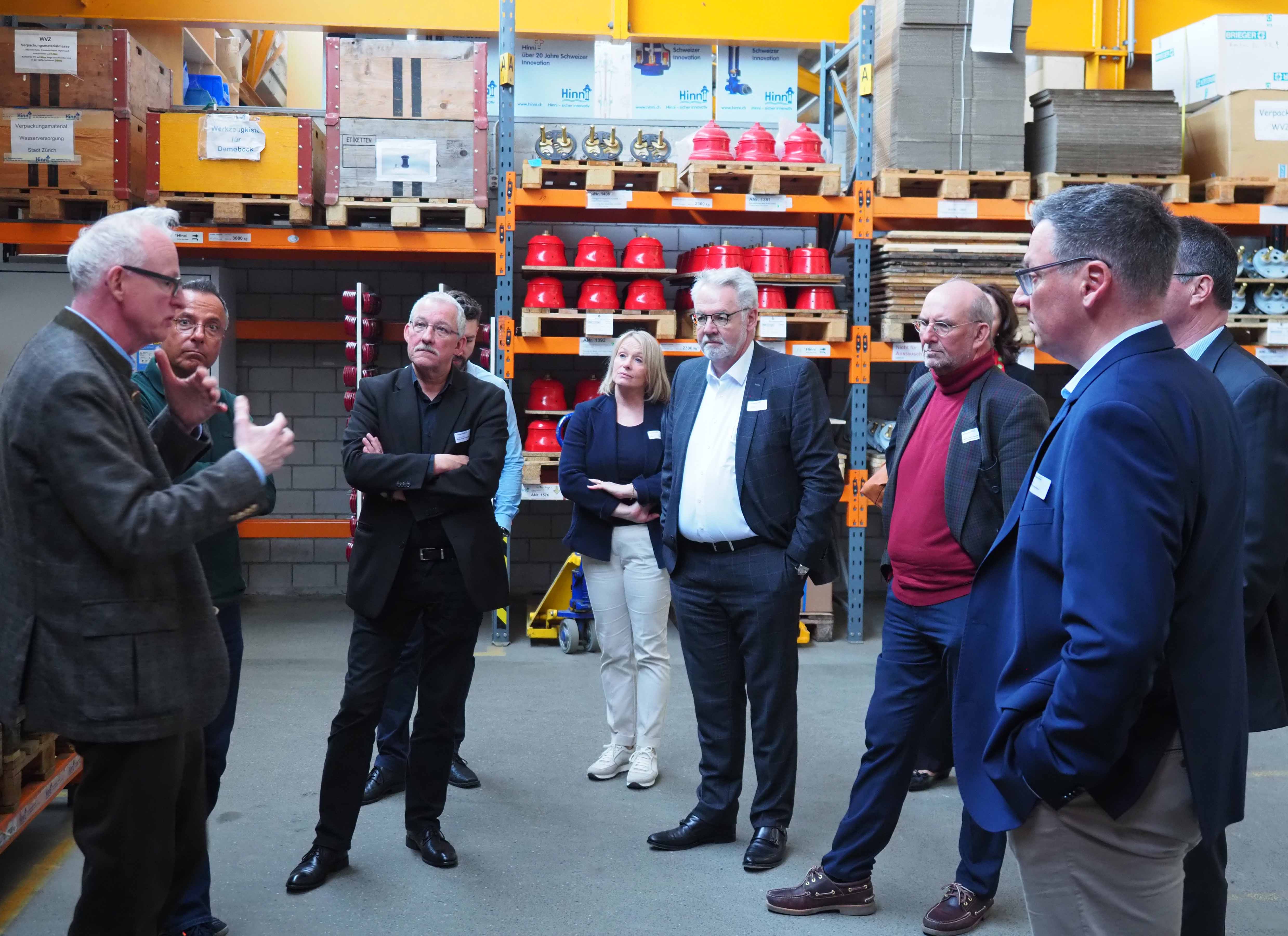 Marc Nägel, Geschäftsführer Hinni AG, führte die Gäste durch das Unternehmen mit Haupsitz in Biel-Bänken. 