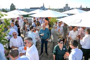 Vertretende aus Wirtschaft und Politik geniessen den Sommerapéro der Handelskammer beider Basel