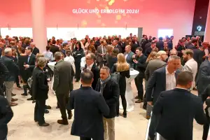 Auf dem Bild sind Gäste des Neujahresempfang der hkbb während des Networking-Apéros zu sehen