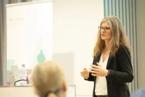 Das Bild zeigt einen Vortrag mit Publikum.