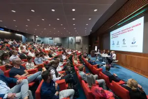 Fachkongress. Podiumsdiskussion und Publikum