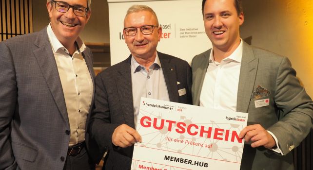 Martin Dätwyler überreichte Hanspeter und Fabian Felix, Felix Transport AG, den ersten Publikumspreis für Nachhaltigkeit des Logistikclusters Region Basel.