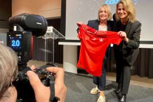 Elisabeth Schneider-Schneiter und Marion Daube halten T-Shirt in den Händen