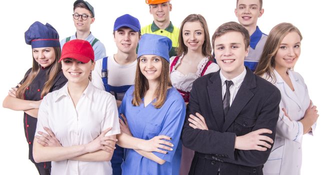 Das Bild zeigt Jugendliche im Outfit ihres Lehrbertriebs - von Koch zur Logistikerin