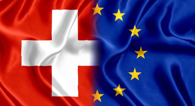 Schweiz - EU links die Schweizer Flagge, rechts die EU Flagge