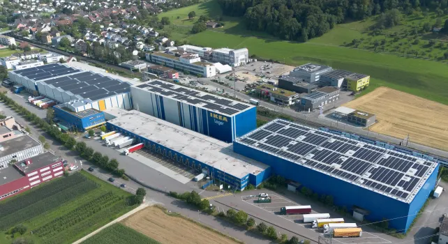 Blick auf das Dach des Ikea-Verteilerzentrums in Itingen mit über 6'000 Solarmodulen.
