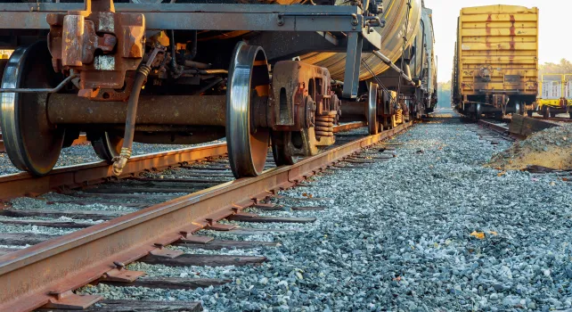 Blick auf Güterbahnhof mit Güterzug auf Schiene