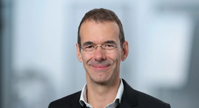 Portraitfoto von Prof. Matthias Oesch