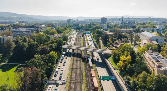 Blick auf den Autobahnabschnitt Osttangente bei Basel mit Stau