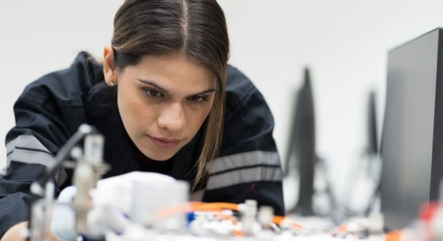 Das Bild zeigt eine junge Frau beim Forschen