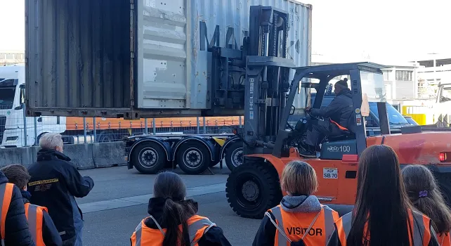 Bild zeigt Kinder vor einem Container.