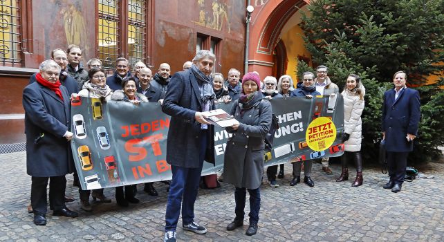 Verbände reichen die Petition "Schluss mit dem Stau" ein