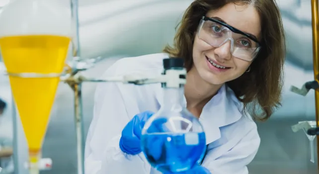 Das Bild zeigt eine junge Frau beim Forschen