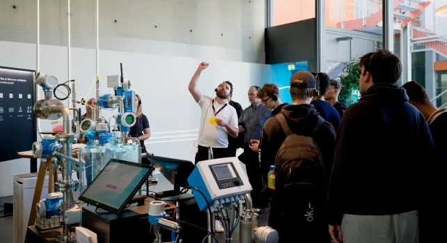 Das Bild zeigt Besucher an der Industrienacht bei einer Führung durch ein Technologieunternehmen