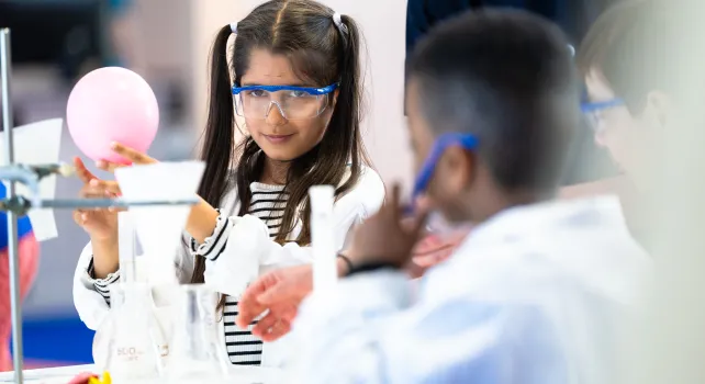 Das Bild zwei Mädchen beim Experimentieren.