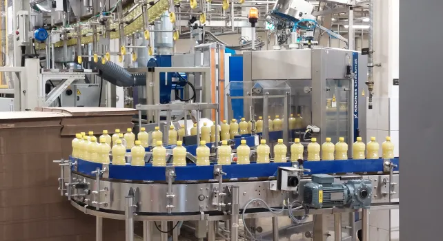 Das Bild zeigt eine Abfüllanlage eines Speiseölproduzenten