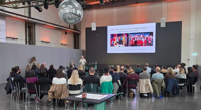 Wie motiviere ich meine Lernende, damit Sie den Übergang ins Berufsleben packen? Wie unterstütze ich sie dabei, GRIT zu entwickeln, also die Fähigkeit, langfristig an Zielen festzuhalten, Rückschläge auszuhalten und kontinuierlich weiterzumachen? Diese und weitere Fragen von Berufsbildenden standen im Zentrum unseres ERFA-Anlasses.