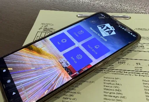 Carnet ATA-Dokument und Smartphone
