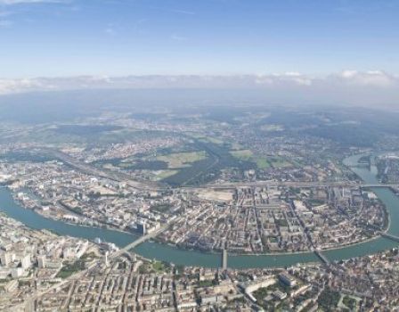 Stadt Basel mit Rheinknie