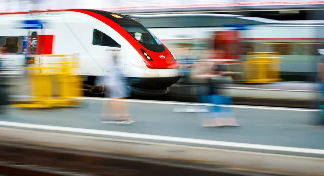 Das Bild zeigt einen Zug, der am Bahnhof einffährt.