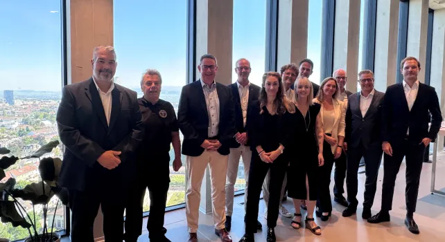 Das Bild zeigt: (v.li.) Gian Carlo Alessi, Präsident Logistikcluster Region Basel, Hans-Peter Ebneter, Vorstandsmitglied Neutraler Quartierverein Oberes Kleinbasel, Martin Dätwyler, Direktor Handelskammer beider Basel, Pascal Ryf, Vizepräsident und Fraktionspräsident Die Mitte BL, Birgit Kron, Stv. Geschäftsführerin TCS beider Basel, Franz-Xaver Leonhardt, Co-Präsident Die Mitte BS, Tamara Hunziker, Leiterin Politik & Kommunikation Gewerbeverband Basel-Stadt, Balz Stückelberger, Vizepräsident FDP BL, Noëmi Crain Merz, Co-Vizepräsidentin LDP, Lorenz Amiet, Fraktionspräsident SVP BS, Johannes Barth, Grossrat FDP BS und Mitglied UVEK, und Michael Hug, Vorstandsmitglied Hauseigentümerverband BS.