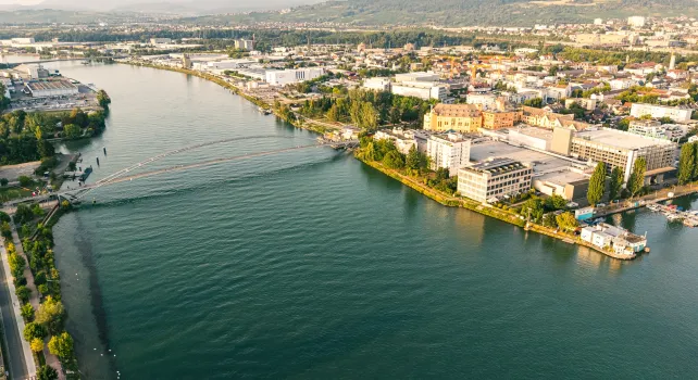 Luftaufnahme über Basel. Blick auf den Rhein beim Dreiländereck in Richtung Frankreich und Deutschland
