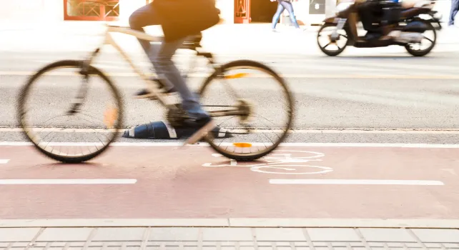Fahrradfahrer im Vordergrund