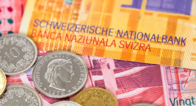 Finanzen & Steuern Banknoten, auf denen Münzen liegen
