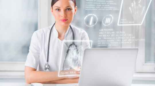 Junge Ärztin vor Laptop