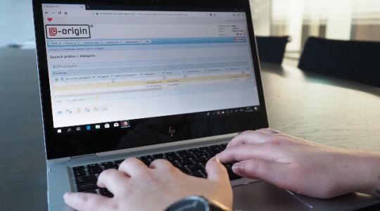 Hände tippen am Laptop.