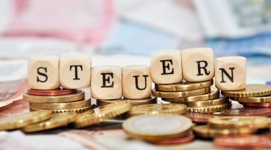 Steuern, Würfel, Geld