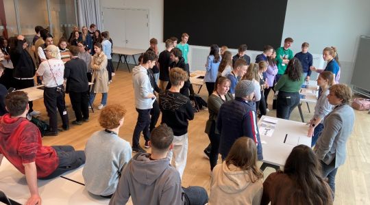 Lernende beim Debattieren