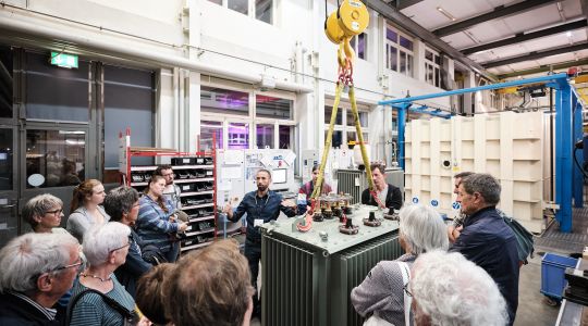 An der dritten Industrienacht Regio Basel am 9. Mai bieten 48 Unternehmen spannende Einblicke in ihren Alltag. Tauchen Sie bei exklusiven Rundgängen und Mitmach-Workshops in die regionale Wirtschaft und ihre Arbeitswelt ein.