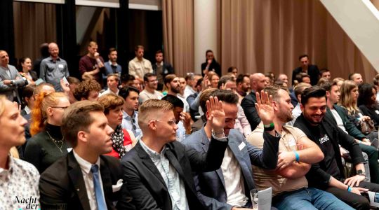 gut gelaunte junge Führungskräfte an der Nacht der jungen Leaders 2023