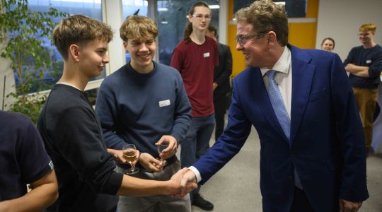 Bundesrat Albert Rösti im Gespräch mit Schülern des Freien Gymnasiums Basel