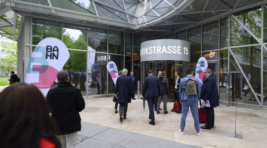 Leute die zum Eingang der Bahn25 strömen