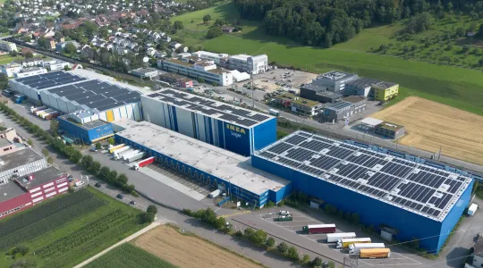 Blick auf das Dach des Ikea-Verteilerzentrums in Itingen mit über 6'000 Solarmodulen.
