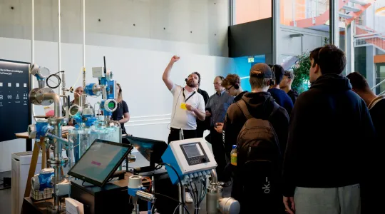 An der dritten Industrienacht Regio Basel am 9. Mai bieten 48 Unternehmen spannende Einblicke in ihren Alltag. Tauchen Sie bei exklusiven Rundgängen und Mitmach-Workshops in die regionale Wirtschaft und ihre Arbeitswelt ein.