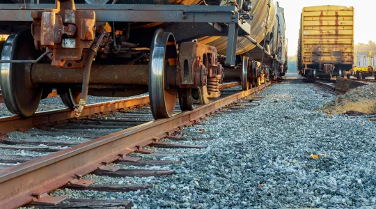 Blick auf Güterbahnhof mit Güterzug auf Schiene
