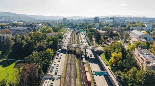 Blick auf den Autobahnabschnitt Osttangente bei Basel mit Stau