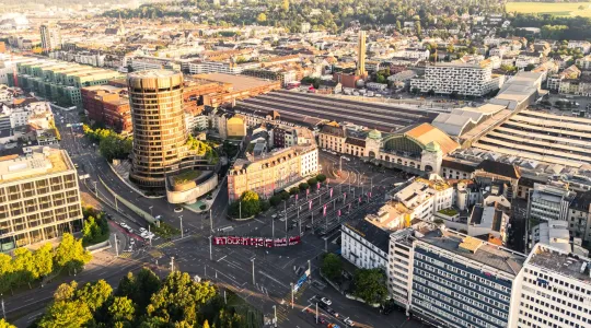 Das Bild zeigt die Luftansicht vom Bahnhofplatz Basel