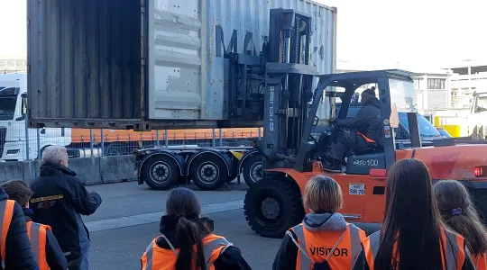 Bild zeigt Kinder vor einem Container.