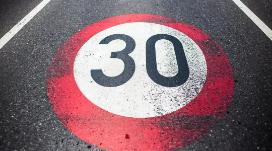 Strassenbelag mit Tempo 30 Signal