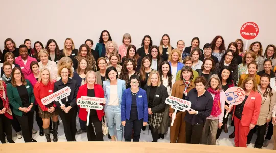 Das Bild zeigt viele Frauen, die zusammenstehen und mit Schildern für die Bilateralen in die Kamera schauen