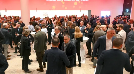 Bild zeigt die Gäste des Neujahrsempfangs.