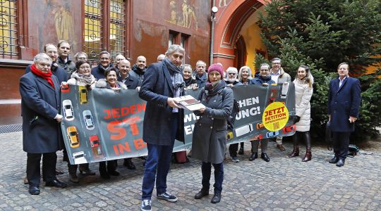 Verbände reichen die Petition "Schluss mit dem Stau" ein