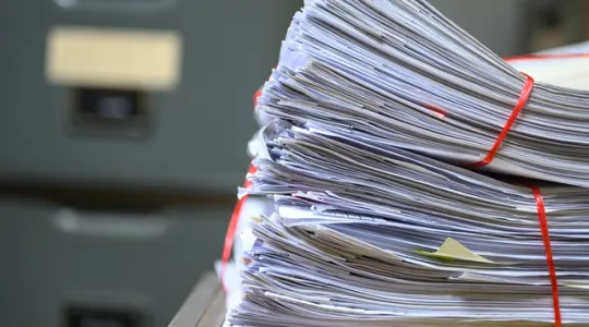 Das Bild zeigt einen Stapel mit Akten 